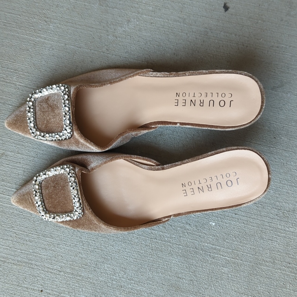 Journee Collection Women's Tan Velvet Silver Buckle Pointed‎ Toe Heels Size 7.5